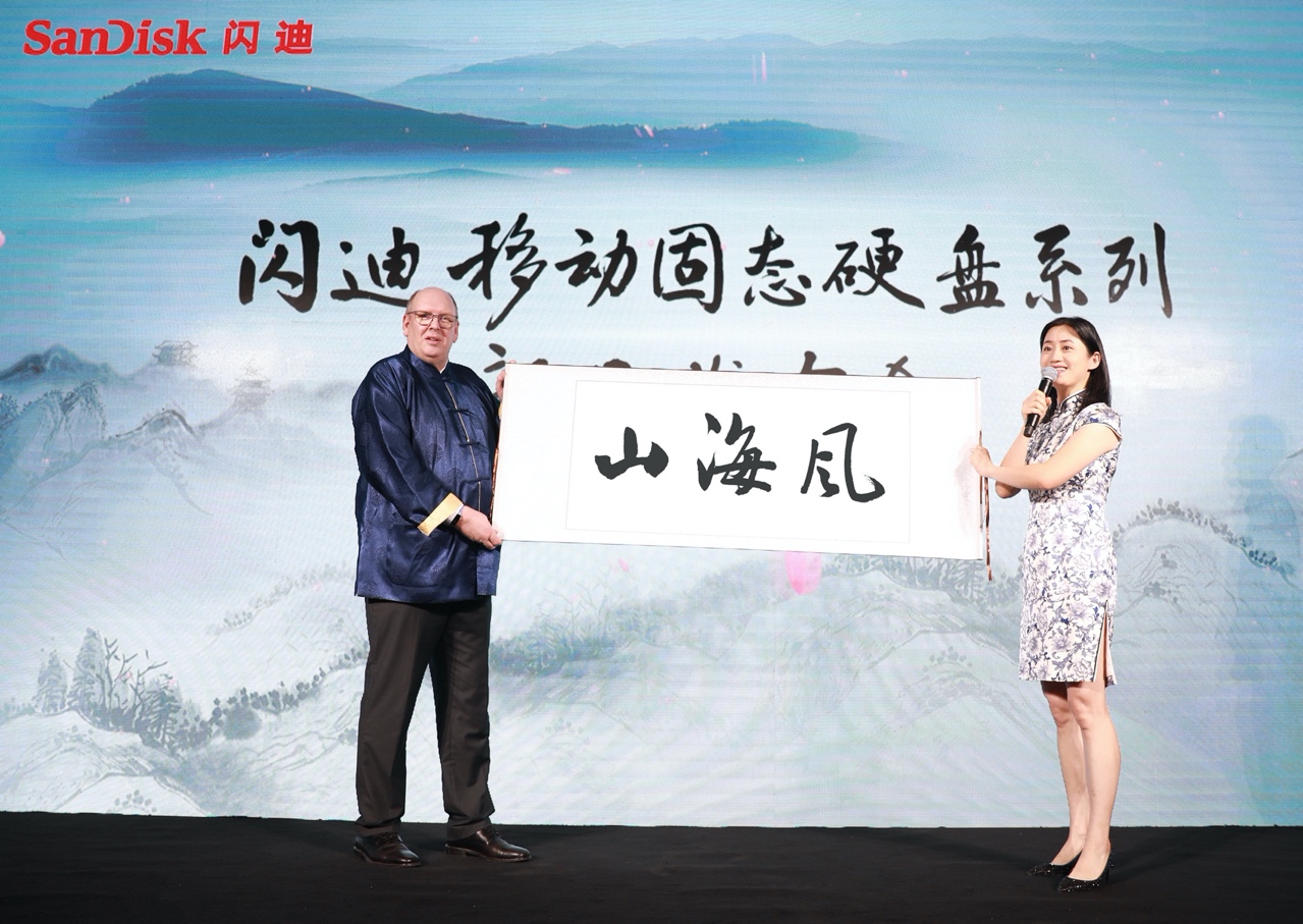 一張含有 個人, 直立的, 男人, 水 的圖片

自動產生的描述