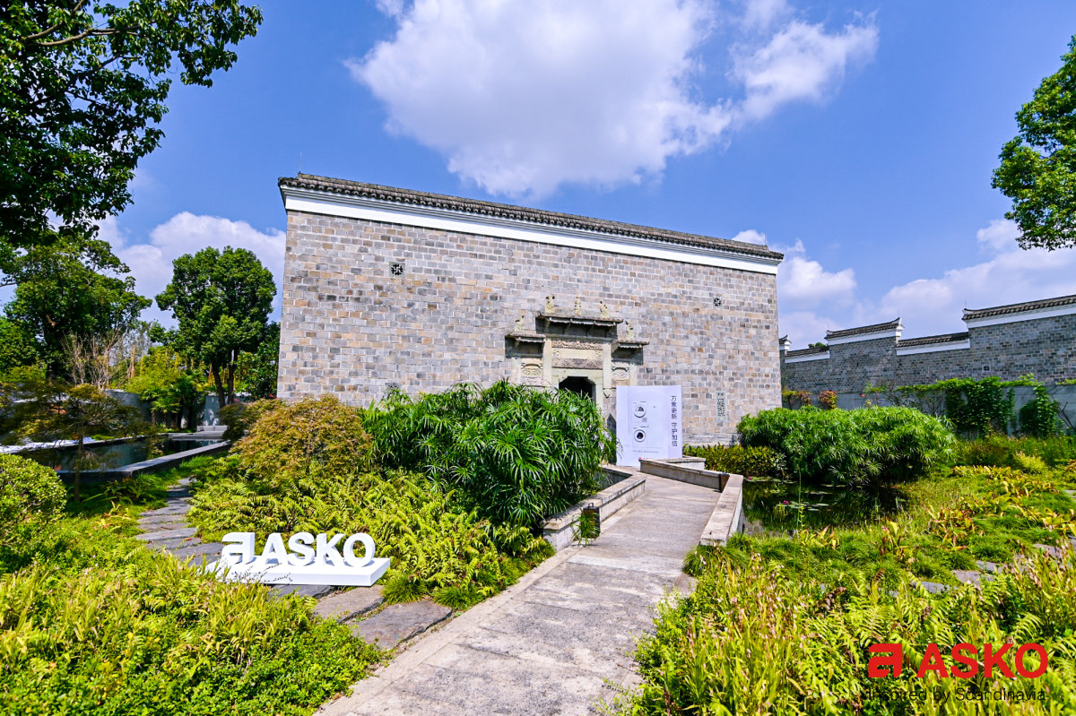 A picture containing tree, outdoor, sky, grass

Description automatically generated